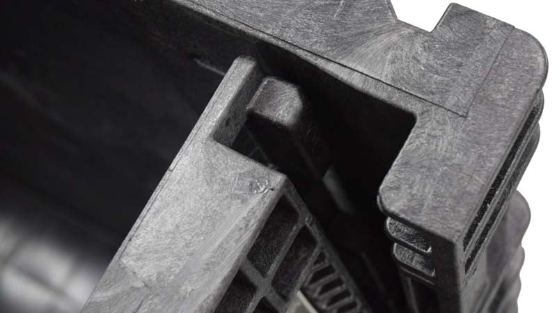 Bulk container interlocking walls