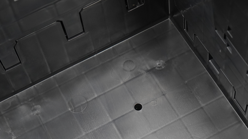 Bulk container solid floor with drain hole